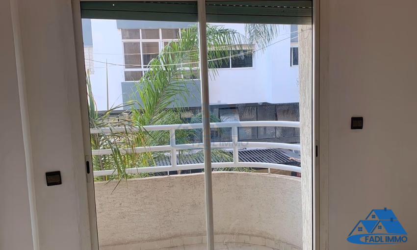 شقة للبيع مع شرفة في الطابق الأول