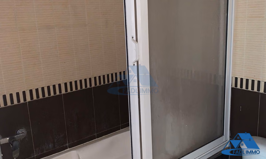 شقة للبيع مع شرفة في الطابق الأول