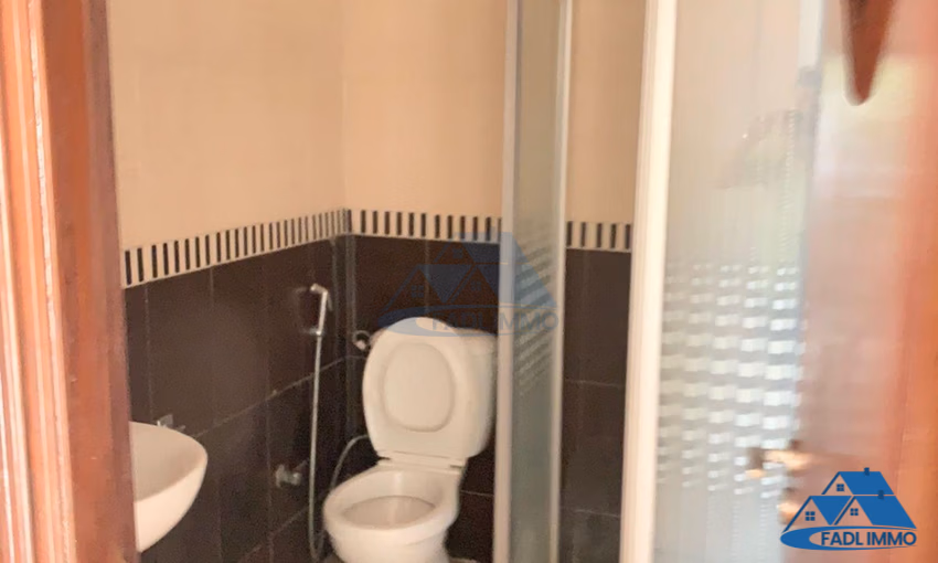 شقة للبيع مع شرفة في الطابق الأول