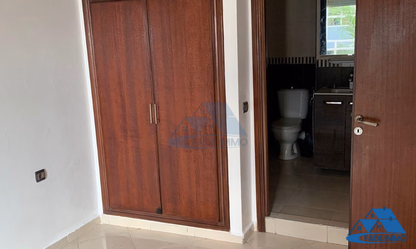 شقة للبيع مع شرفة في الطابق الأول