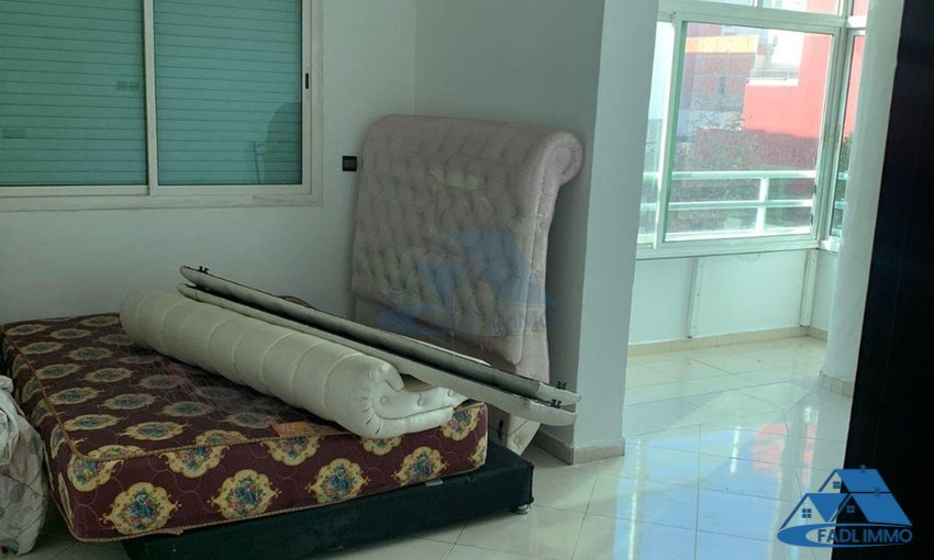 شقة للبيع مع شرفة في الطابق الأول