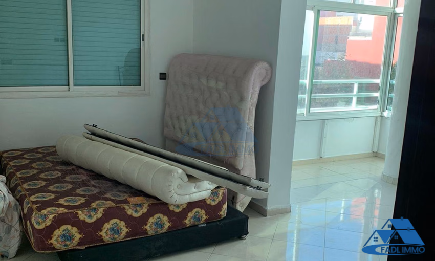 شقة للبيع مع شرفة في الطابق الأول