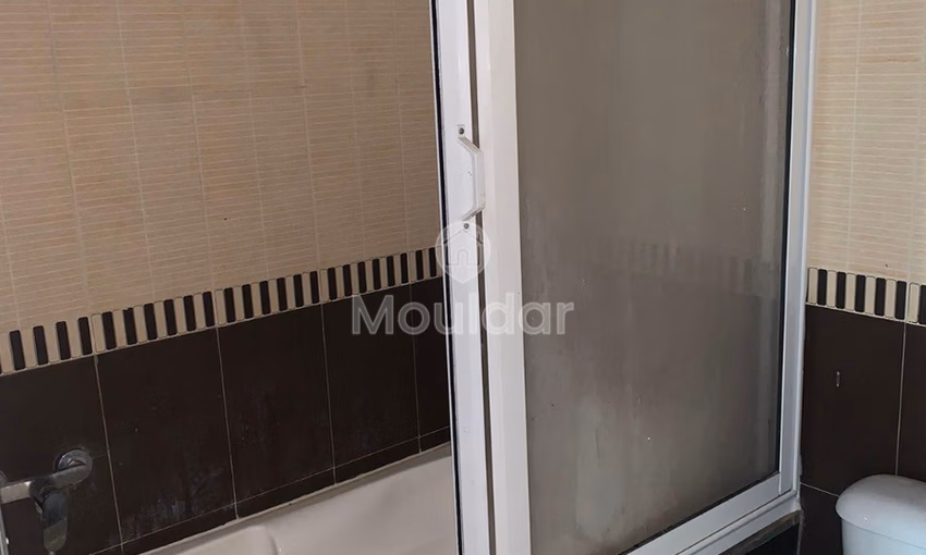 شقة للإيجار مع شرفة في الطابق الأول