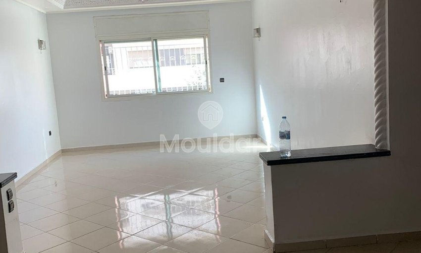 شقة للإيجار مع شرفة في الطابق الأول