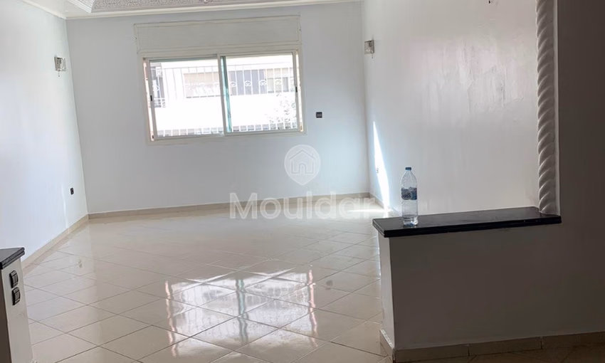 شقة للإيجار مع شرفة في الطابق الأول