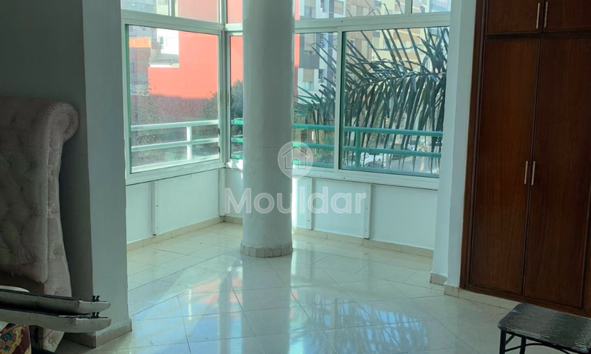 شقة للإيجار مع شرفة في الطابق الأول