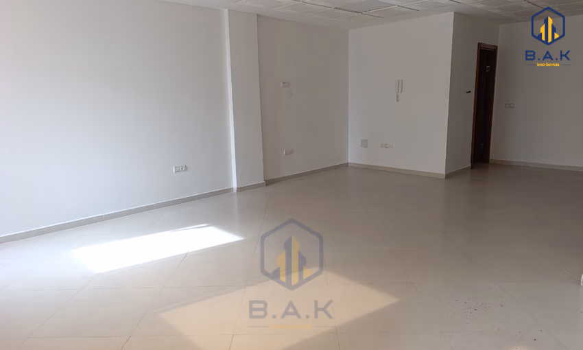 مكتب جديد للإيجار مع موقف سيارات