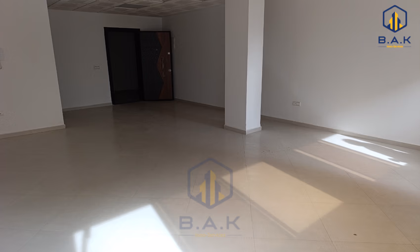 مكتب جديد للإيجار مع موقف سيارات