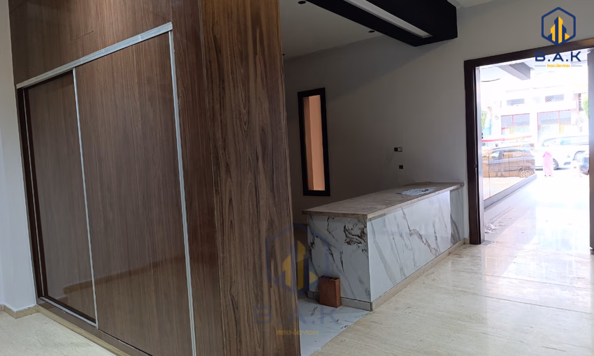 مكتب جديد للإيجار مع موقف سيارات