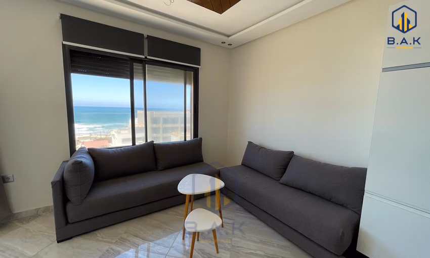 شقة جديدة للبيع مع شرفة في الطابق الثالث