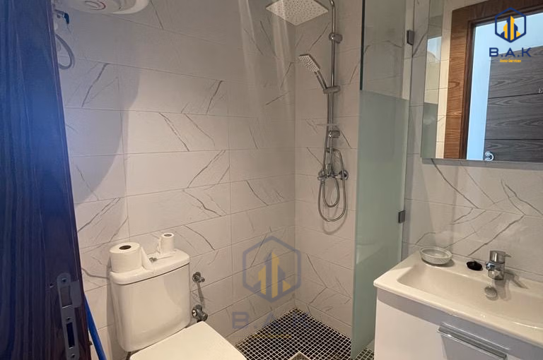 شقة جديدة للبيع مع شرفة في الطابق الثالث