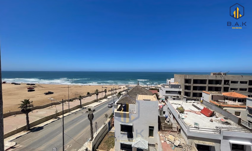 شقة جديدة للبيع مع شرفة في الطابق الثالث