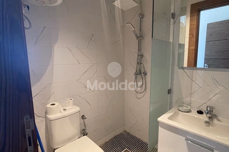 شقة جديدة للبيع مع شرفة في الطابق الثالث