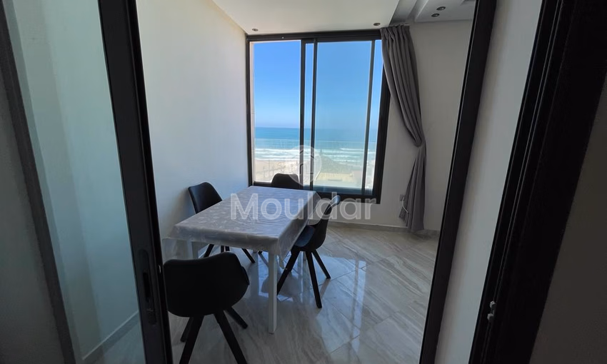 شقة جديدة للبيع مع شرفة في الطابق الثالث