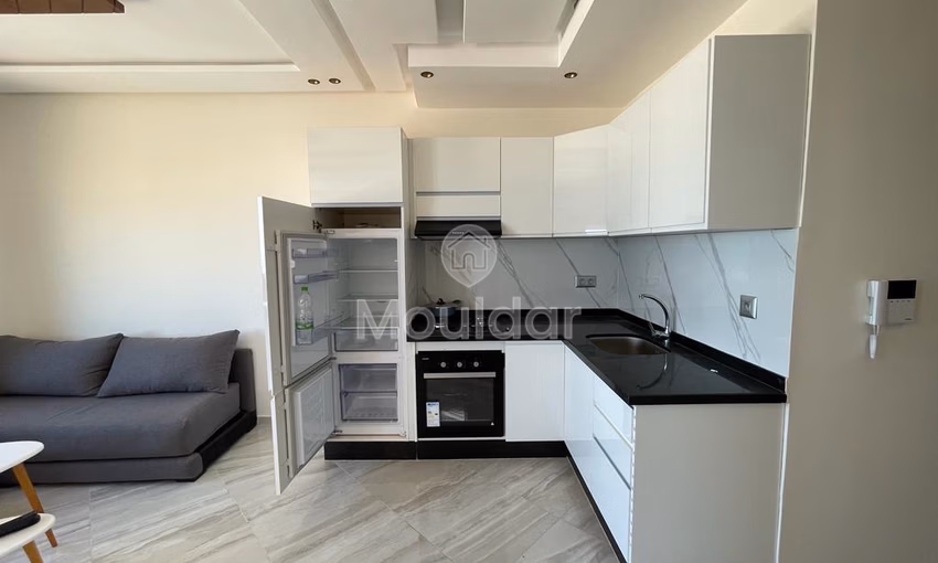 شقة جديدة للبيع مع شرفة في الطابق الثالث