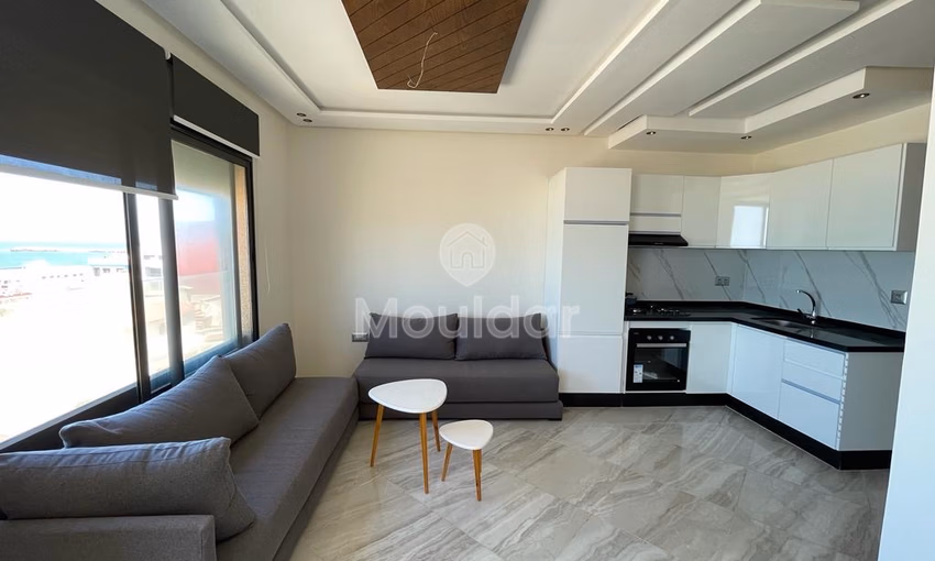 شقة جديدة للبيع مع شرفة في الطابق الثالث