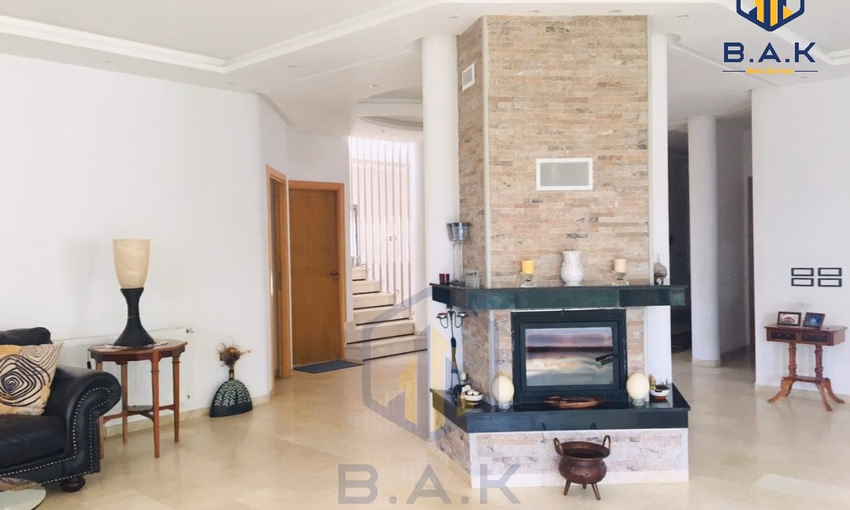 Villa for sale with terrace