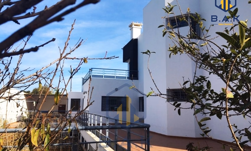 Villa for sale with terrace