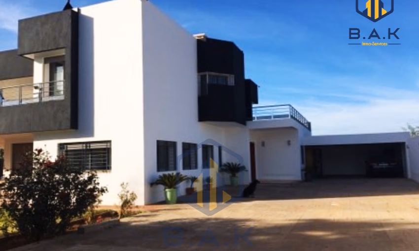 Villa for sale with terrace