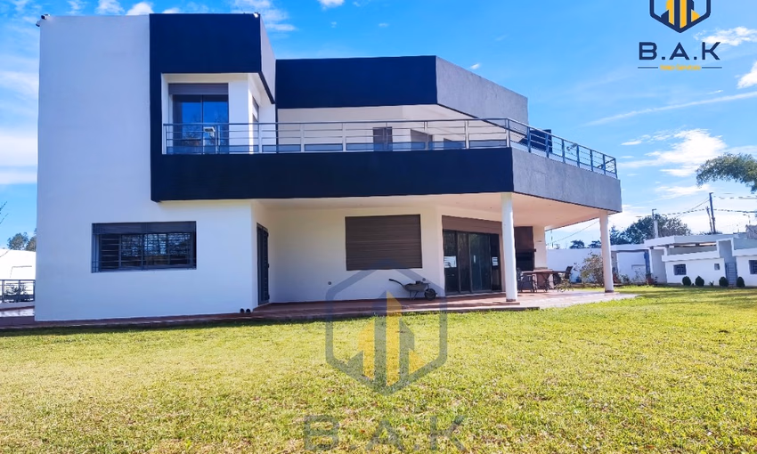 Villa for sale with terrace