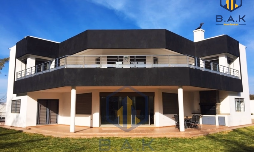 Villa for sale with terrace