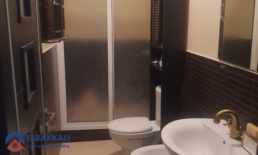 شقة للبيع مع تراس في الطابق الثامن