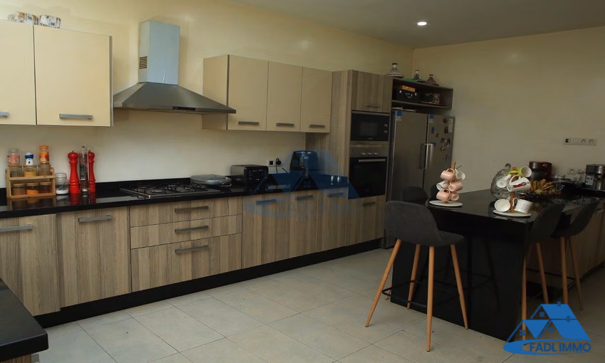 فيلا للبيع مع مسبح فيلا للبيع مع مسبح