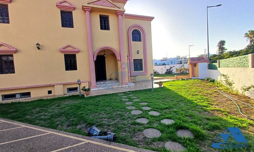 فيلا للبيع مع تراس