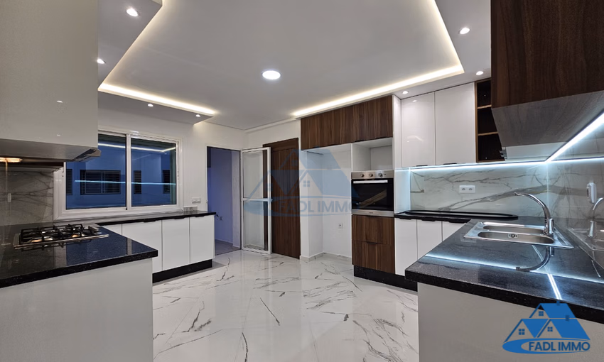 شقة للبيع مع تراس في الطابق الأول شقة للبيع مع تراس في الطابق الأول