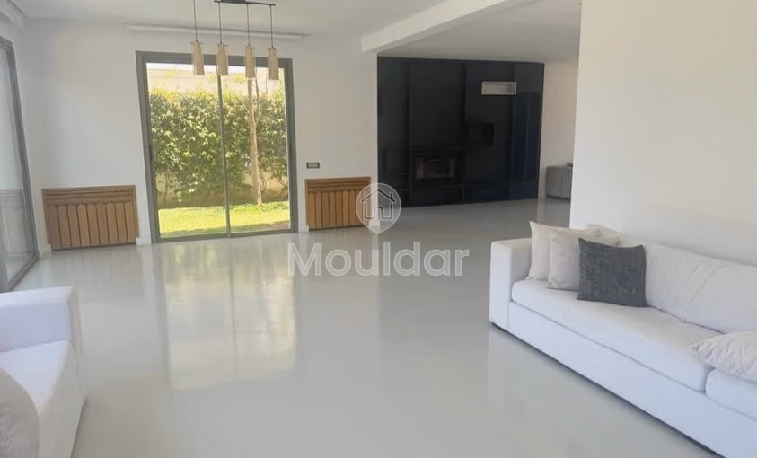 Villa spacieuse à louer à Dar Bouazza 