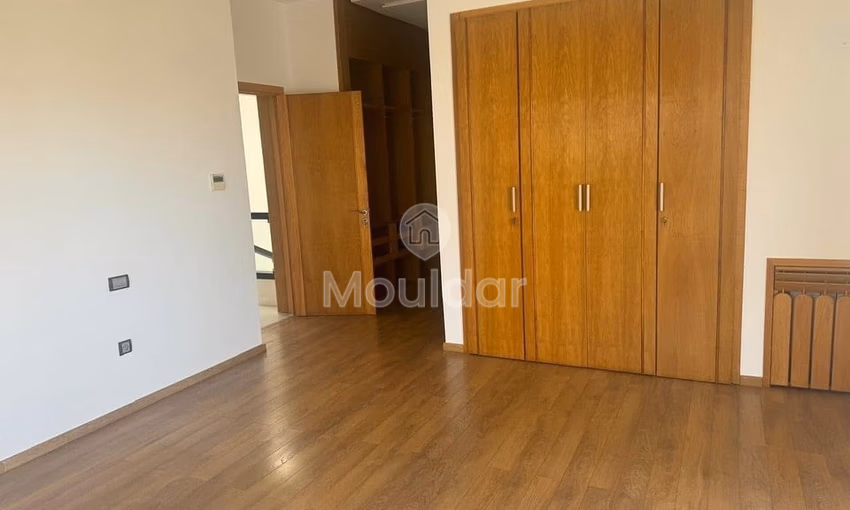 Villa spacieuse à louer à Dar Bouazza 