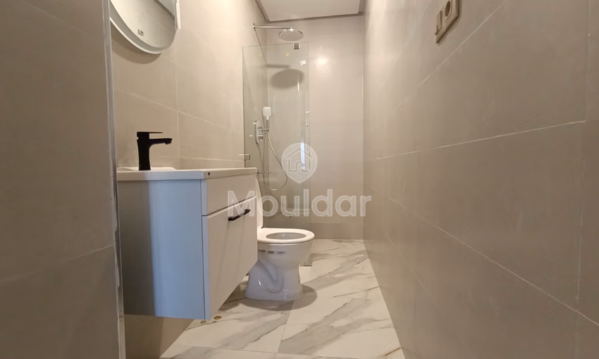 شقة جديدة للبيع مع شرفة في الطابق الثاني