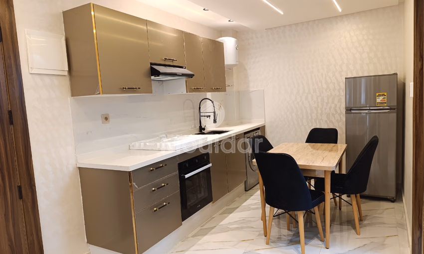 شقة جديدة للبيع مع شرفة في الطابق الثاني