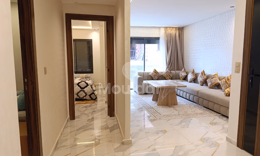 شقة جديدة للبيع مع شرفة في الطابق الثاني