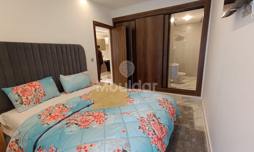 شقة جديدة للبيع مع شرفة في الطابق الثاني