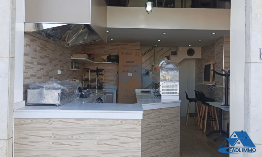 محل تجاري للشراء مع تراس