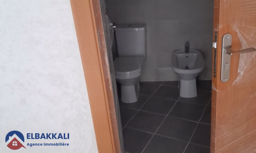 شقة للشراء مع شرفة في الطابق الثالث