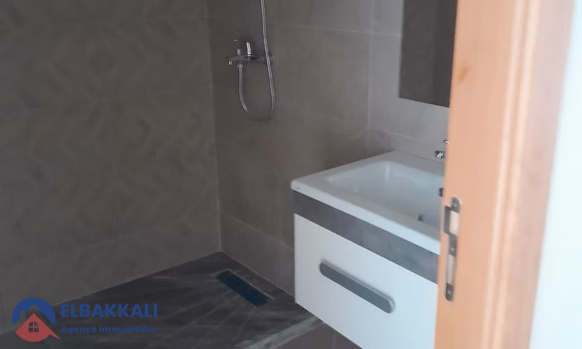 شقة للشراء مع شرفة في الطابق الثالث