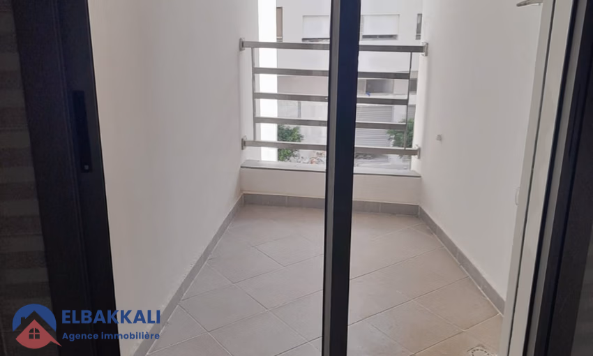 شقة للشراء مع شرفة في الطابق الثالث