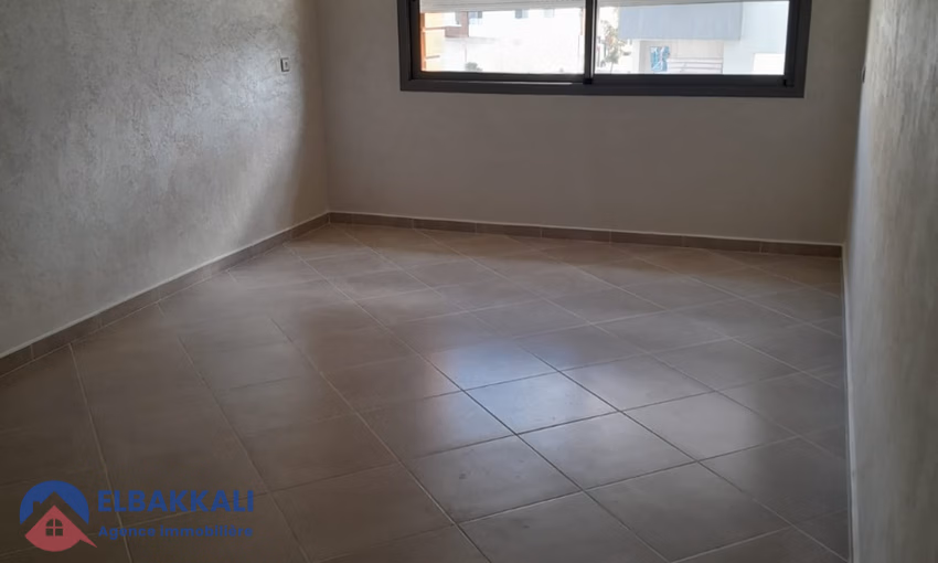 شقة للشراء مع شرفة في الطابق الثالث