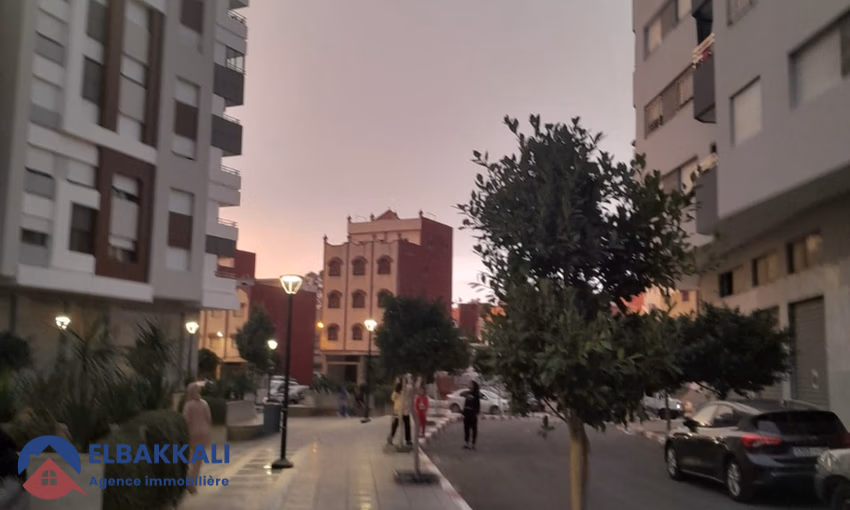 شقة للشراء مع شرفة في الطابق الثالث