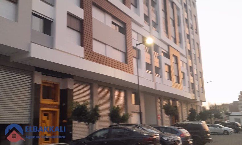 شقة للشراء مع شرفة في الطابق الثالث