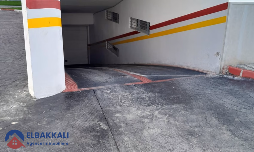 شقة للشراء مع شرفة في الطابق الثامن