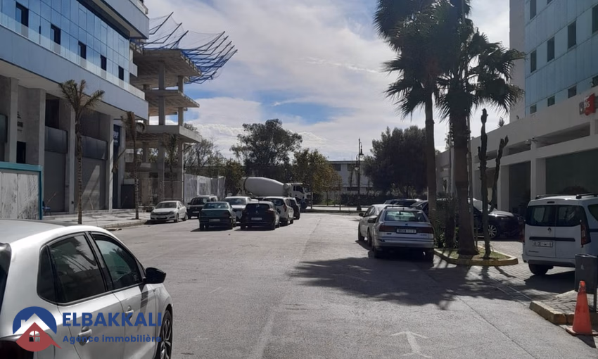 شقة للشراء مع شرفة في الطابق الثامن