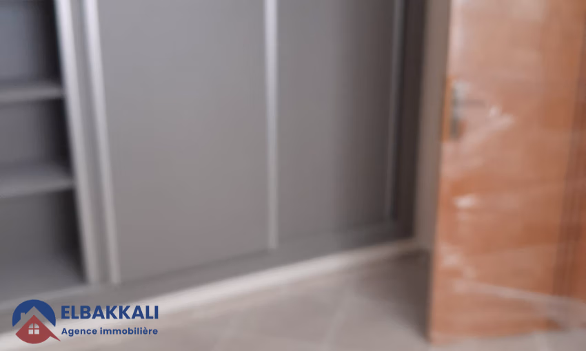 شقة للشراء مع شرفة في الطابق الثامن