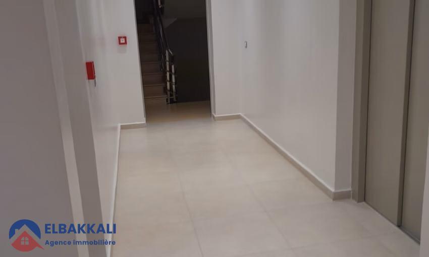 شقة للشراء مع شرفة في الطابق الثامن