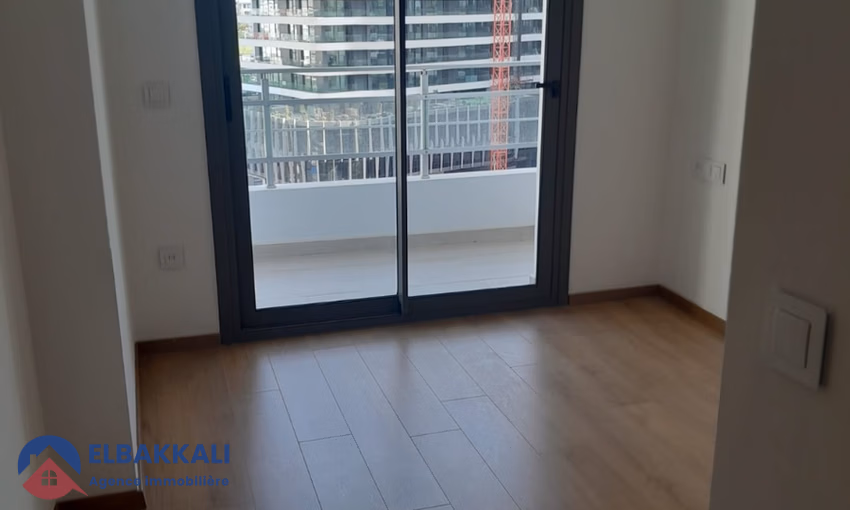 شقة للشراء مع شرفة في الطابق الثامن