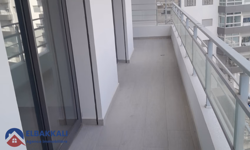 شقة للشراء مع شرفة في الطابق الثامن