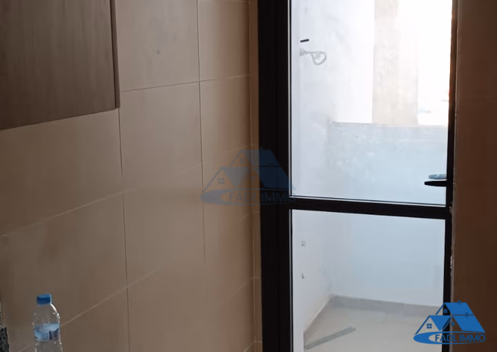 شقة جديدة للشراء مع شرفة في الطابق الثالث شقة جديدة للشراء مع شرفة في الطابق الثالث