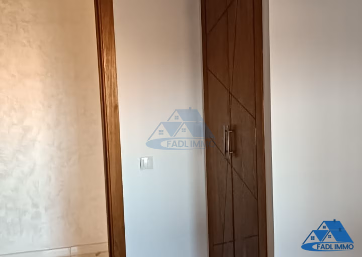 شقة جديدة للشراء مع شرفة في الطابق الثالث شقة جديدة للشراء مع شرفة في الطابق الثالث